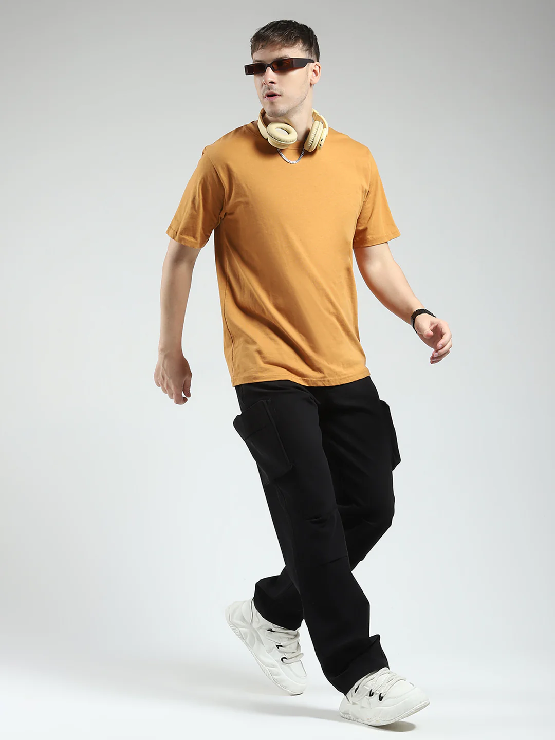 Rock.it Men Black Solid Straight Fit Cargo - Image 2