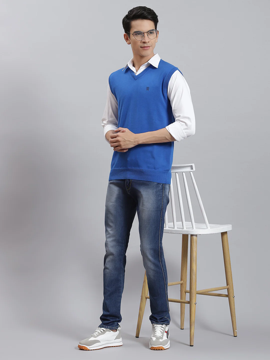 Men Blue Solid V Neck Sleeveless Sweaters/Pullovers - Image 2