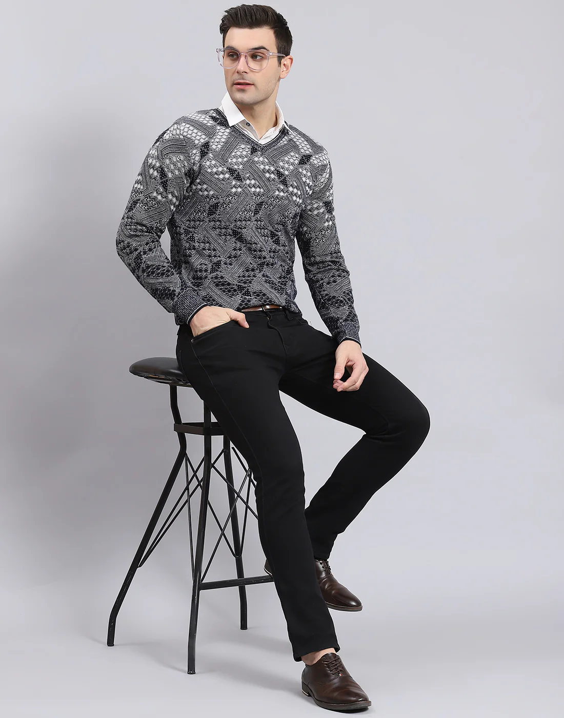 Men Grey Self Design V Neck Full Sleeve Sweater