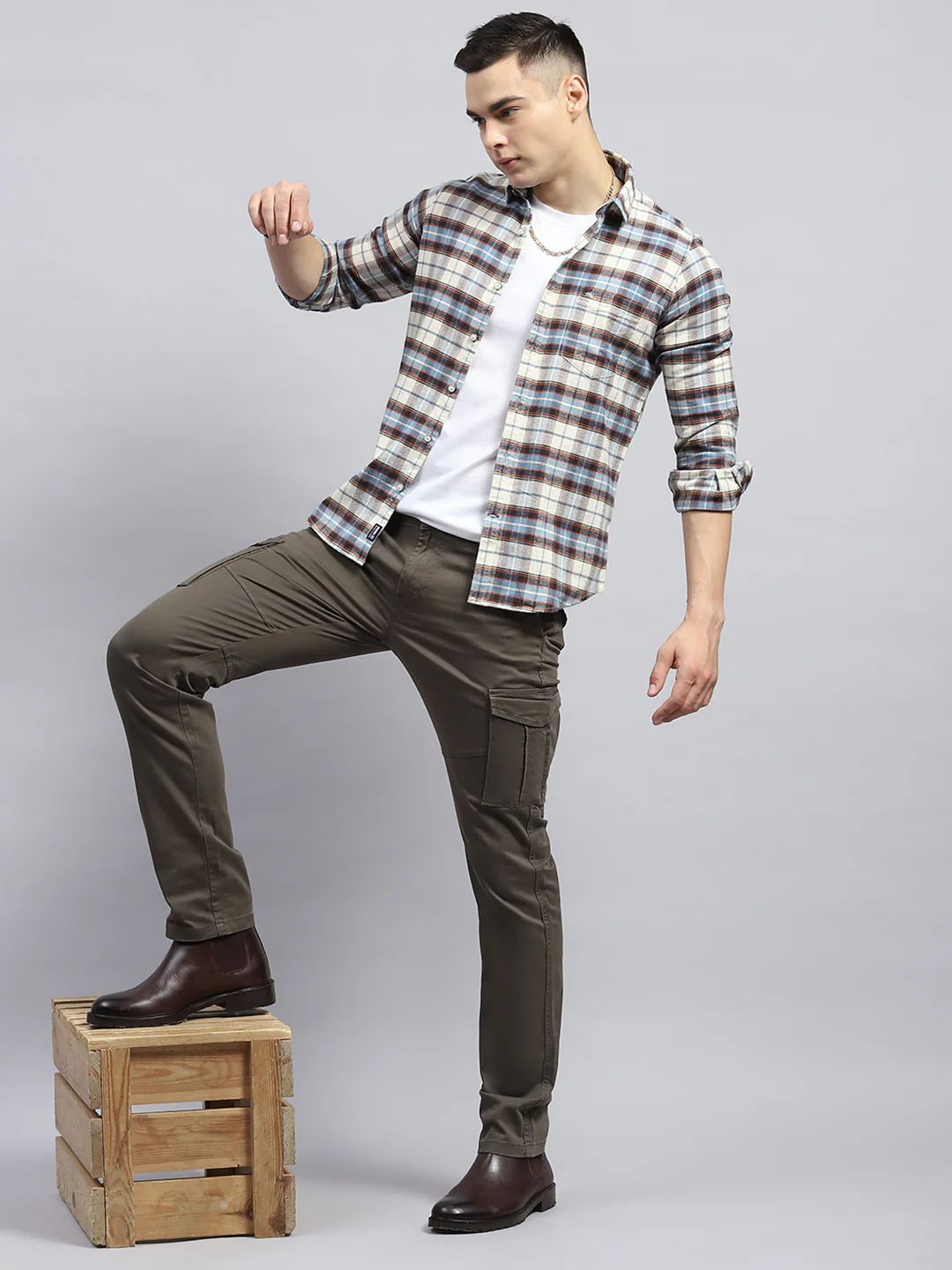 Men Olive Solid Cargo Cargo - Image 2