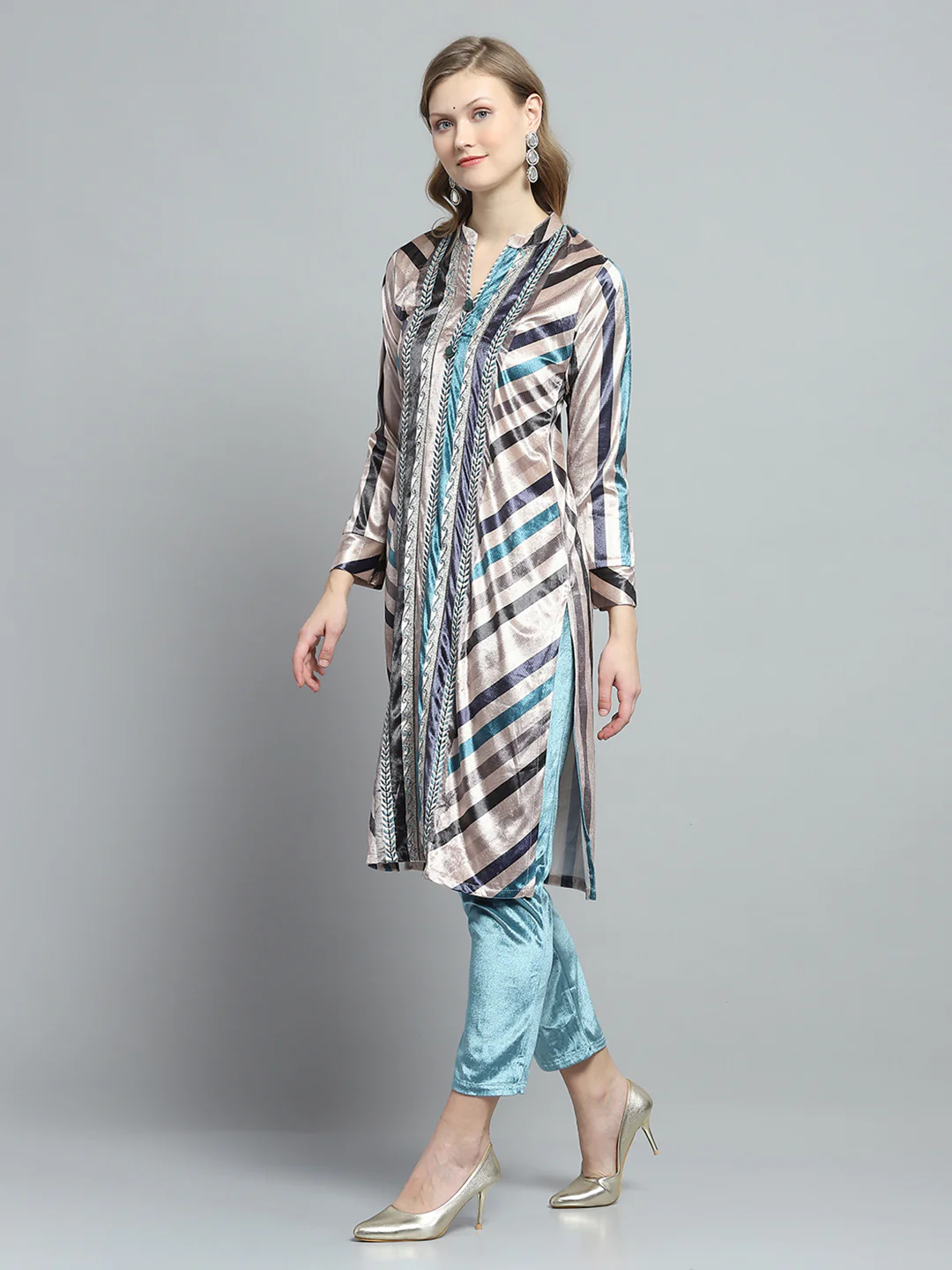 Women Cream Self Design Round Neck Full Sleeve Kurti Set for Winter - Image 3